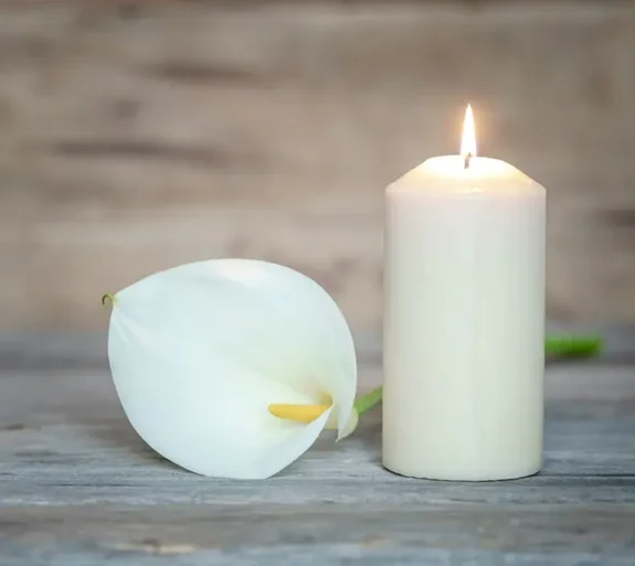 vit blomma och stearinljus, planera begravning