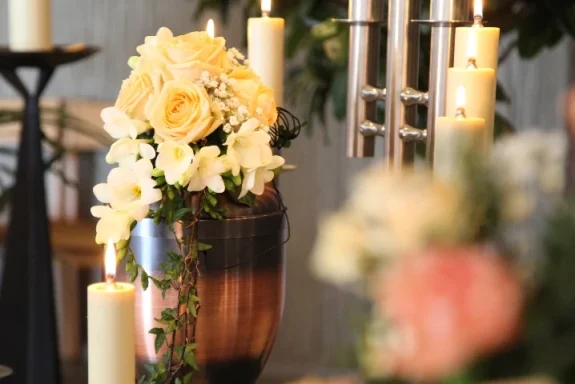 vita blommor och tända ljus i kyrka