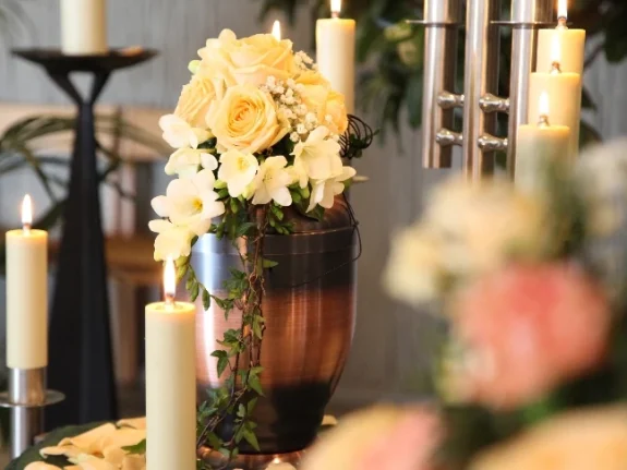 vita blommor och tända ljus i kyrka
